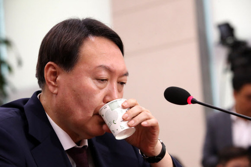 윤석열 검찰총장 후보자가 8일 국회 법제사법위원회에서 열린 인사청문회에서 의원들의 질의를 들으며 물을 마시고 있다. 연합뉴스