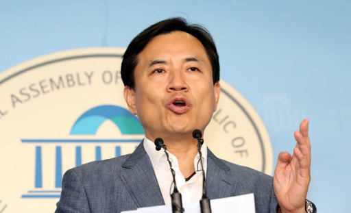 김진태 의원이 5일 서울 여의도 국회 정론관에서 윤석열 인사청문회 관련 기자회견을 하고 있다.뉴시스