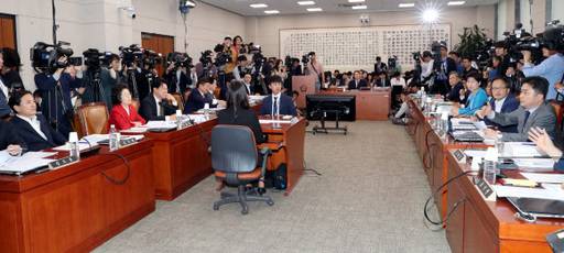 8일 국회 법제사법위원회에서 열린 윤석열 검찰총장 후보자의 인사청문회에 앞서 자유한국당 김진태 의원과 더불어민주당 김종민 의원이 설전을 벌이고 있다.연합뉴스