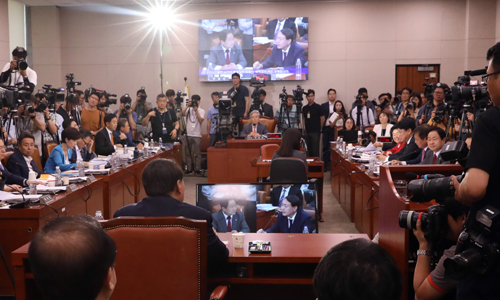 8일 오전 국회에서 열린 검찰총장후보자 인사청문회에서 윤석열 후보자가 의원 질의에 답변하고 있다. 뉴시스