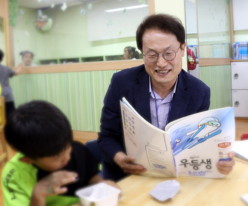 조희연 서울시교육감이 8일 오후 서울 중구 봉래초등학교에서 열린 '서울봉래초, 중구형 초등돌봄교실 운영'을 참관하고 있다. 뉴시스