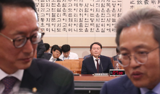 8일 국회 법제사법위원회에서 열린 윤석열 검찰총장 인사청문회에서 더불어민주당 간사인 송기헌 의원(오른쪽)과 자유한국당 간사인 김도읍 의원이 이야기하고 있다. 연합뉴스