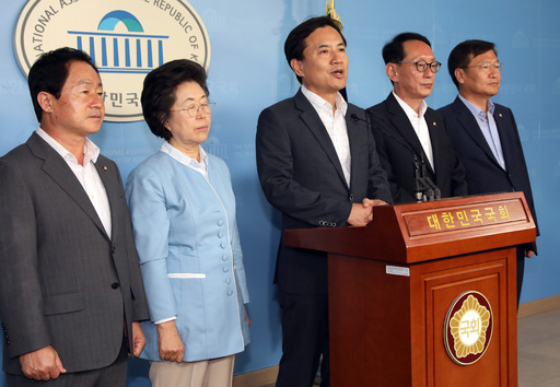 9일 오전 서울 여의도 국회 정론관에서 자유한국당 김도읍 법사위원회 간사와 위원들이 검찰총장 후보자 윤석열 사퇴촉구 기자회견을 하고 있다. 왼쪽부터 주광덕, 이은재, 김진태, 김도읍, 정점식 의원. 뉴시스