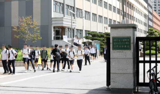 서울 서초구 세화고등학교에서 학생들이 하교하고 있다. 뉴시스