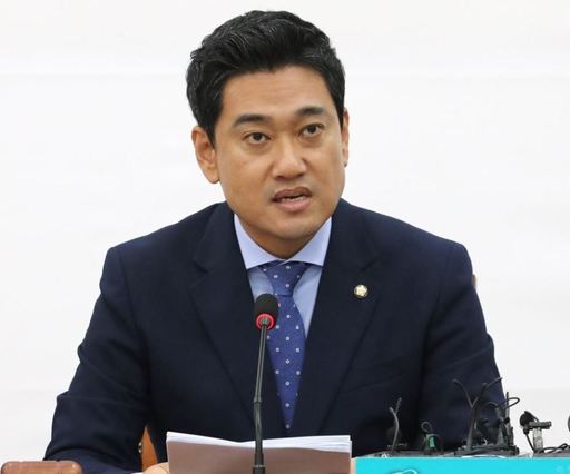 바른미래당 오신환 원내대표가 9일 오전 국회에서 열린 원내대책회의에서 발언하고 있다. 연합뉴스