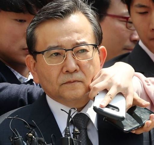 뇌물을 챙기고, 성접대를 받은 혐의로 지난 5월 16일 서초구 서울중앙지법에서 구속 전 피의자 심문(영장 실질심사)을 마친 김학의 전 법무부 차관이 법원을 나서고 있다. 연합뉴스