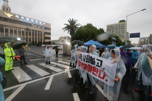 ‘제주 전 남편 살인 사건‘ 피해자 고향 마을 청년회 등 주민들이 9일 피해자 시신을 수습해 달라고 요구하며 제주동부경찰서 부근에서 거리 행진을 하고 있다. 제주=연합