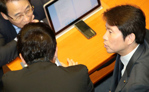 더불어민주당 이인영 원내대표(오른쪽)가 10일 오후 국회 본회의장에서 열린 경제 분야 대정부질문에 참석해 동료의원들과 대화하고 있다. 연합뉴스