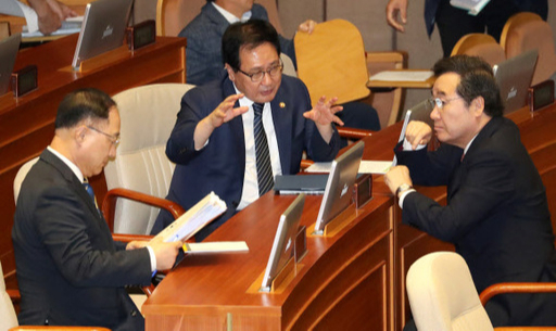 이낙연 국무총리(오른쪽)가 10일 오후 국회 본회의장에서 열린 경제 분야 대정부질문에 앞서 홍남기 경제부총리 겸 기획재정부 장관(왼쪽), 유영민 과기정통부 장관(가운데)과 대화하고 있다. 연합뉴스