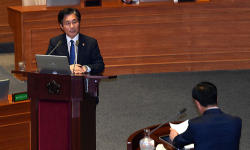 성윤모 산업통상자원부 장관(왼쪽)이 10일 국회 본회의 대정부질문에서 의원들의 질문에 답변하고 있다. 허정호 선임기자