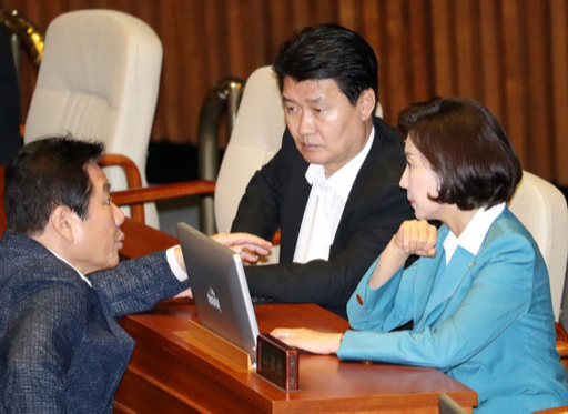 자유한국당 나경원(오른쪽부터), 정용기 정책위의장, 정양석 원내수석부대표가 10일 오후 국회 본회의장에서 열린 경제 분야 대정부질문에 참석해 대화하고 있다. 연합뉴스