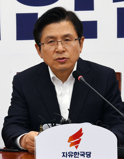 자유한국당 황교안 대표가 11일 국회에서 열린 당 최고위원회의에서 일본의 수출 규제 관련 정부 대응을 비판하고 있다. 허정호 선임기자