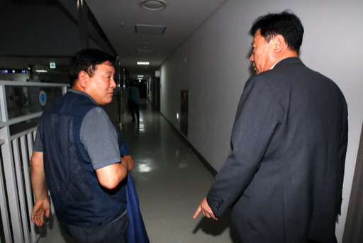 2020년 적용 최저임금이 시간당 8천590원으로 결정된 12일 세종시 정부세종청사 최저임금위원회에서 밤샘 회의를 마친 근로자측 이성경 한국노총 사무총장(왼쪽)과 사용자측 류기정 경총 전무가 회의장을 나서며 이야기하고 있다. 연합뉴스