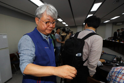 2020년 적용 최저임금이 8천590원으로 결정된 12일 세종시 정부세종청사 최저임금위원회 전원회의실에서 근로자위원인 백석근 민주노총 사무총장이 굳은 표정으로 회의장을 나서고 있다. 연합뉴스