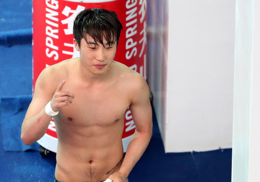 12일 오전 광주 광산구 남부대 시립국제수영장에서 열린 2019 광주세계수영선수권대회 다이빙 남자 1ｍ 스프링보드 예선 참여한 대한민국 우하람이 연기를 마치고 대기석으로 이동하고 있다. 연합뉴스