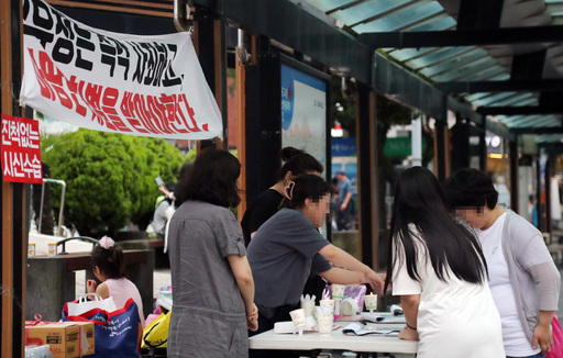 한 온라인 커뮤니티 카페 회원들이 13일 오후 제주시청 앞에서 집회를 열고 제주 전남편 살해 사건의 피고인 고유정에 대한 강력한 처벌을 요구하는 탄원서 서명을 받고, 피해자의 조속한 시신 수습을 촉구하고 있다. 제주=연합뉴스