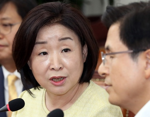 황교안 자유한국당 대표가 15일 오후 서울 여의도 국회 자유한국당 회의실에서 심상정 정의당 신임대표를 만나 이야기를 나누고 있다. 뉴시스