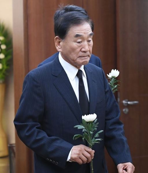 이재오 전 의원이 17일 오전 서울 신촌 세브란스병원 장례식장에 마련된 고 정두언 전 새누리당 의원 빈소를 조문하고 있다. 연합뉴스