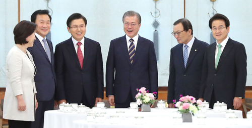 문재인 대통령이 18일 청와대 본관에서 열린 '정당 대표 초청 대화'에 앞서 여야 5당 대표들과 환담하고 있다. 오른쪽부터 정동영 민주평화당 대표, 황교안 자유한국당 대표, 문재인 대통령, 이해찬 더불어민주당 대표, 손학규 바른미래당 대표, 심상정 정의당 대표. 뉴시스