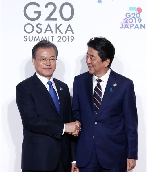 문재인 대통령이 지난달 28일 오전 인텍스 오사카에서 열린 G20 정상회의 공식환영식에서 의장국인 일본 아베 신조 총리와 악수하고 있다. 오사카=연합뉴스