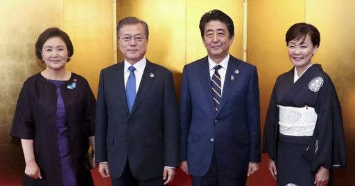 문재인 대통령과 김정숙 여사가 지난달 28일 오후 오사카 영빈관에서 열린 G20 정상 만찬에서 일본 아베 총리 내외와 기념 촬영을 하고 있다. 왼쪽부터 김정숙 여사, 문 대통령, 아베 총리, 아키에 여사. 오사카=연합뉴스