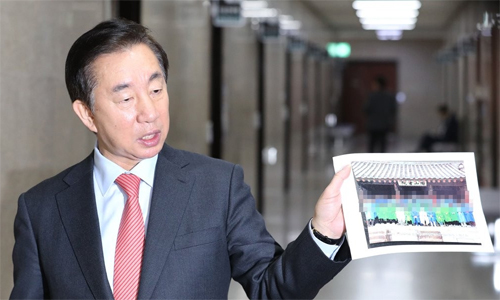 지난 2018년 12월 20일 자유한국당 김성태 의원이 국회 본청에서 자녀 취업특혜의혹과 관련해 "명백한 허위사실"이라며 의혹을 전면 부정하고 있다. 연합뉴스