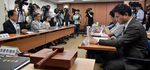 22일 서울 종로구 서울시교육청 학교보건진흥원에서 열린 ‘서울지역 자율형사립고(자사고) 재지정 평가 청문회’에 참석한 학교와 서울교육청 관계자들이 심각한 표정으로 자리에 앉아 청문 시작을 기다리고 있다. 하상윤 기자