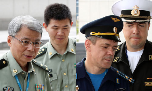 中·러 무관 초치 두농이 중국 국방무관(좌측 사진 왼쪽)과 니콜라이 마르첸코 주한 러시아 공군무관(우측 사진 왼쪽)이 23일 중국 군용기와 러시아 군용기가 동해 한국방공식별구역(KADIZ)에 무단 진입한 것과 관련해 서울 용산 국방부와 합동참모본부 청사로 들어서고 있다. 연합뉴스