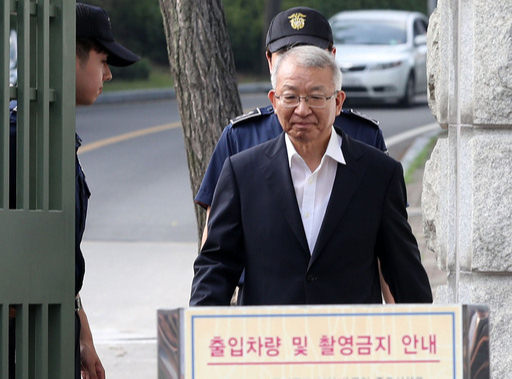 ‘사법농단’ 의혹으로 기소돼 재판을 받고 있는 양승태 전 대법원장이 재판부의 직권 보석으로 구속에서 풀려난 지난 22일 오후 경기 의왕시 서울구치소를 나서고 있다. 의왕=뉴시스