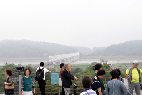 희뿌연 북한 북한이 단거리 미사일 2발을 발사한 25일 경기도 파주시 임진각이 관광객들로 붐비고 있다. 파주=이제원 기자