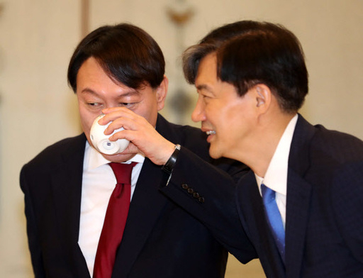 윤석열 신임 검찰총장이 25일 청와대 본관에서 검찰총장 임명장 수여식 시작을 기다리며 조국 민정수석과 대화하고 있다. 뉴시스