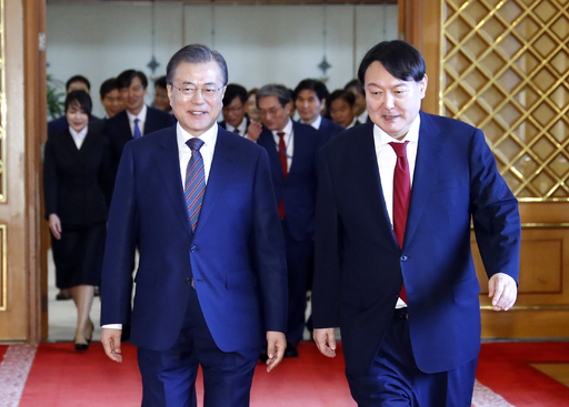 함께 환담장으로 향하는 문재인 대통령과 윤석열 신임 검찰총장. 연합뉴스