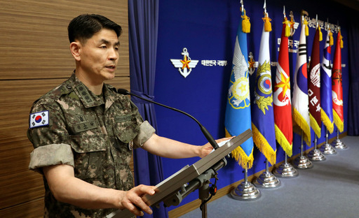 김준락 합동참모본부 공보실장이 25일 오전 서울 용산구 국방부 브리핑실에서 북한의 단거리 미사일 발사와 관련해 취재진의 질문에 답하고 있다. 뉴시스