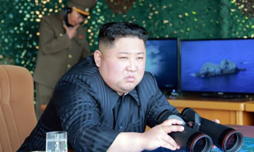 김정은 북한 국무위원장이 지난 5월4일 동해상에서 진행된 대구경 장거리 방사포와 전술유도무기 화력타격훈련을 참관했다고 북한 관영 조선중앙통신이 5일 보도했다. 연합뉴스