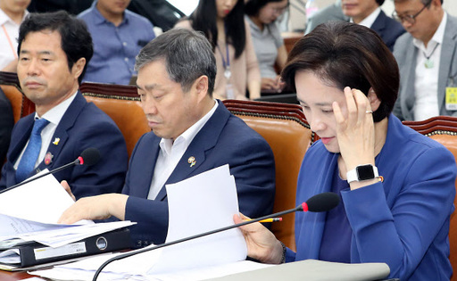 유은혜 사회부총리 겸 교육부 장관이 심각한 표정을 하고 있다. 뉴시스