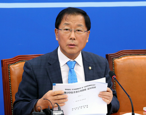 28일 국회에서 예결위 더불어민주당 간사인 윤후덕 의원이 기자간담회를 열고 추가경정예산안 처리를 촉구하고 있다. 연합뉴스