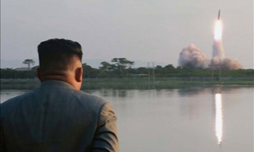 발사 장면 보는 김정은 국방위원장. 평양 조선중앙통신=연합뉴스