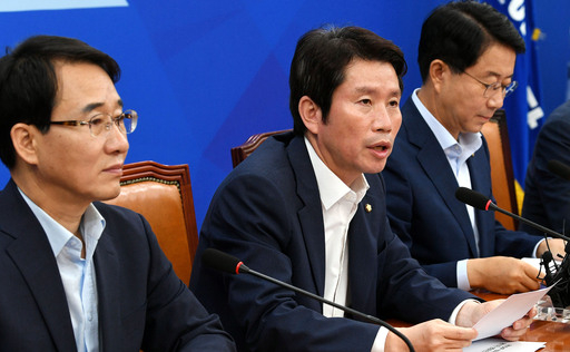7월 임시국회가 열린 30일 더불어민주당 이인영 원내대표(왼쪽 사진)가 원내대책회의-상임위간사단 연석회의에서 야당을 향해 적극적인 추가경정예산안 심사 협조를 당부하고 있다. 허정호 선임기자