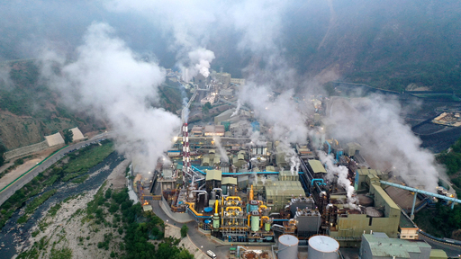 낙동강 최상류에 자리 잡은 영풍 석포제련소에서 뿜어대는 연기가 하늘을 가득 메웠다.