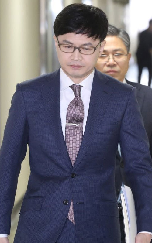 2월 11일 오후 서울중앙지검에서 한동훈 3차장검사가 사법행정권 남용 의혹으로 구속기소한 양승태 전 대법원장 중간 수사결과 발표를 위해 걸어오고 있다. 연합뉴스