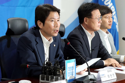 더불어민주당 이인영 원내대표(왼쪽)가 31일 서울 여의도 국회 의원회관에서 열린 확대간부회의에서 발언하고 있다. 뉴시스