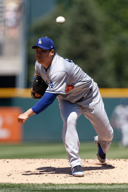 LA 다저스 류현진이 1일 투수들의 무덤이라 불리는 미국 콜로라도주 덴버 쿠어스필드에서 열린 콜로라도 로키스와의 원정경기에 선발등판해 역투하고 있다. 덴버=USATODAY연합뉴스