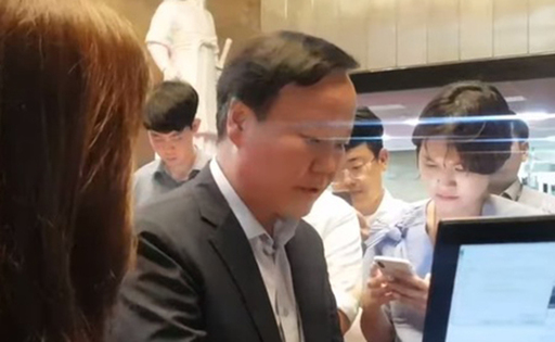 자유한국당 소속 김재원 국회 예산결산위원장이 지난 1일 국회 본청에서 취재진과 만나 대화 중에 있다. 출처=한겨레TV 화면 캡처.