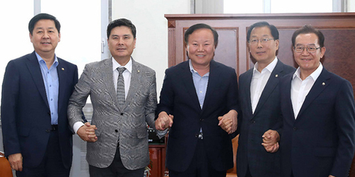 추경 예산 심사를 재개하기 위해 지난달 30일 서울 여의도 국회 예결위원장실에서 회동한 왼쪽부터 구윤철 기획재정부 2차관, 바른미래당 소속 지상욱 간사, 자유한국당 소속 김재원 위원장, 더불어민주당 소속 윤후덕 간사, 자유한국당 소속 이종배 간사가 포즈를 취하고 있다. 뉴시스