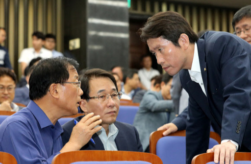 더불어민주당 이인영 원내대표(오른쪽부터), 이원욱 원내수석부대표, 윤후덕 예결위 간사가 1일 오후 국회에서 열린 의원총회에서 이야기를 나누고 있다. 연합뉴스