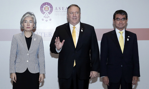 강경화 외교부 장관(왼쪽)이 2일 오후(현지시간) 방콕 센타라 그랜드호텔에서 마이크 폼페이오 미국 국무부 장관(가운데), 고노 다로 일본 외무상과 외교장관회담을 마치고 기념촬영을 하고 있다. 연합뉴스