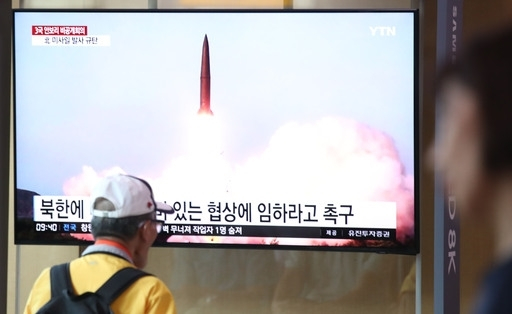 2일 오전 서울 중구 서울역 대합실에서 시민들이 북한의 단거리 발사체 발사 관련 뉴스를 시청하고 있다. 뉴시스