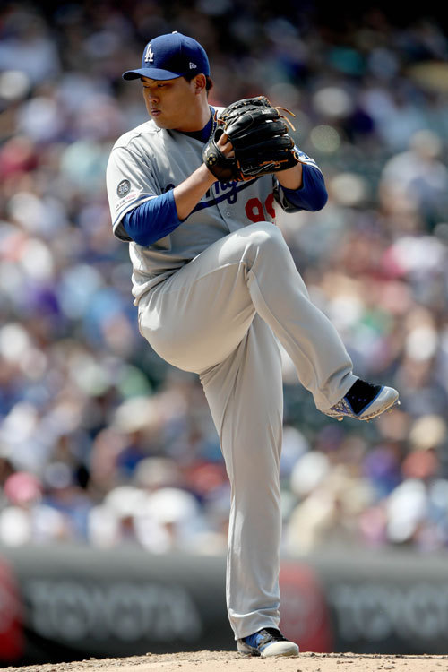 LA 다저스 류현진이 2일 자로 소급 적용된 10일짜리 부상자 명단에 올라 한 차례 선발등판을 건너뛰게 됐다. 류현진이 지난 1일 콜로라도전에서 투구하는 모습. AFP연합뉴스