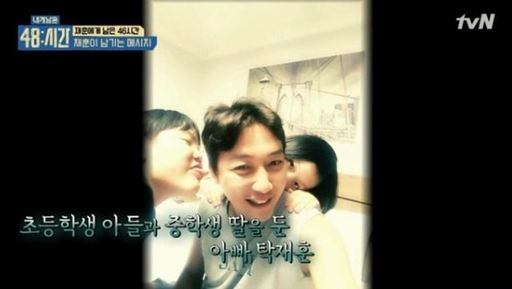 방송인 탁재훈(가운데)이 tvN 예능프로그램 ‘내게 남은 48시간’에서 아들, 딸과 함께 찍은 사진을 공개했다. ‘내게 남은 48시간’ 방송화면 갈무리