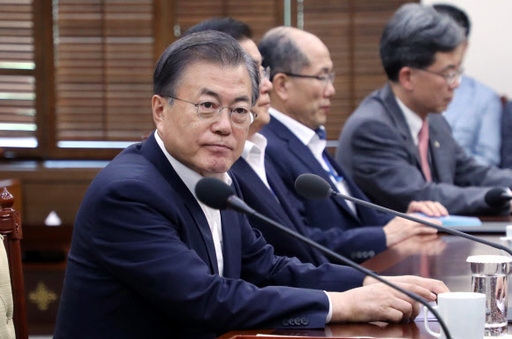 문재인 대통령이 5일 오후 청와대에서 수석·보좌관 회의를 주재하고 있다. 지난 2일 일본 화이트리스트 관련 긴급 국무회의 소집 후 사흘 만의 공식 회의 발언이다. 연합뉴스